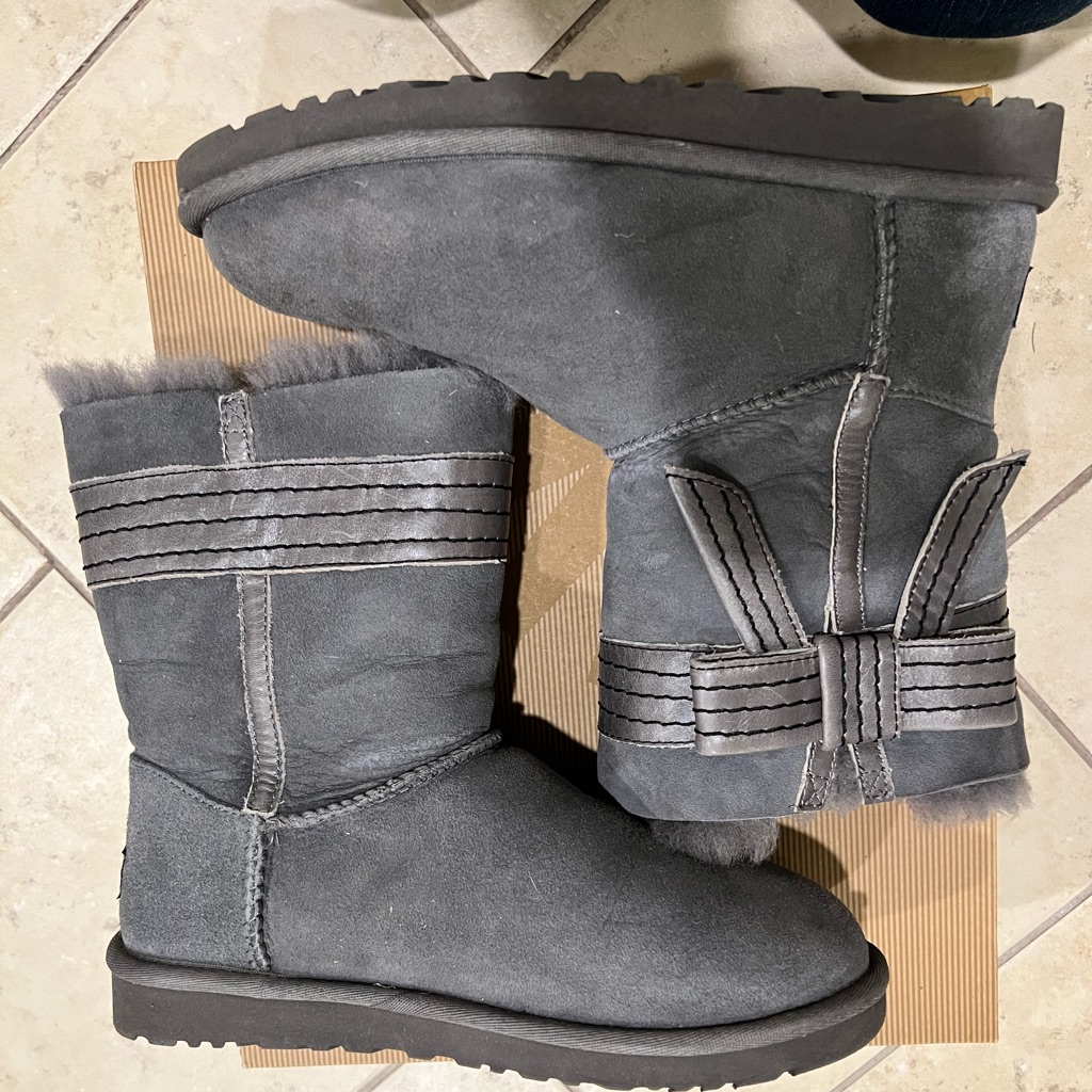 Ugg Boots Size 7 Grey Suede Leather Bow Detail